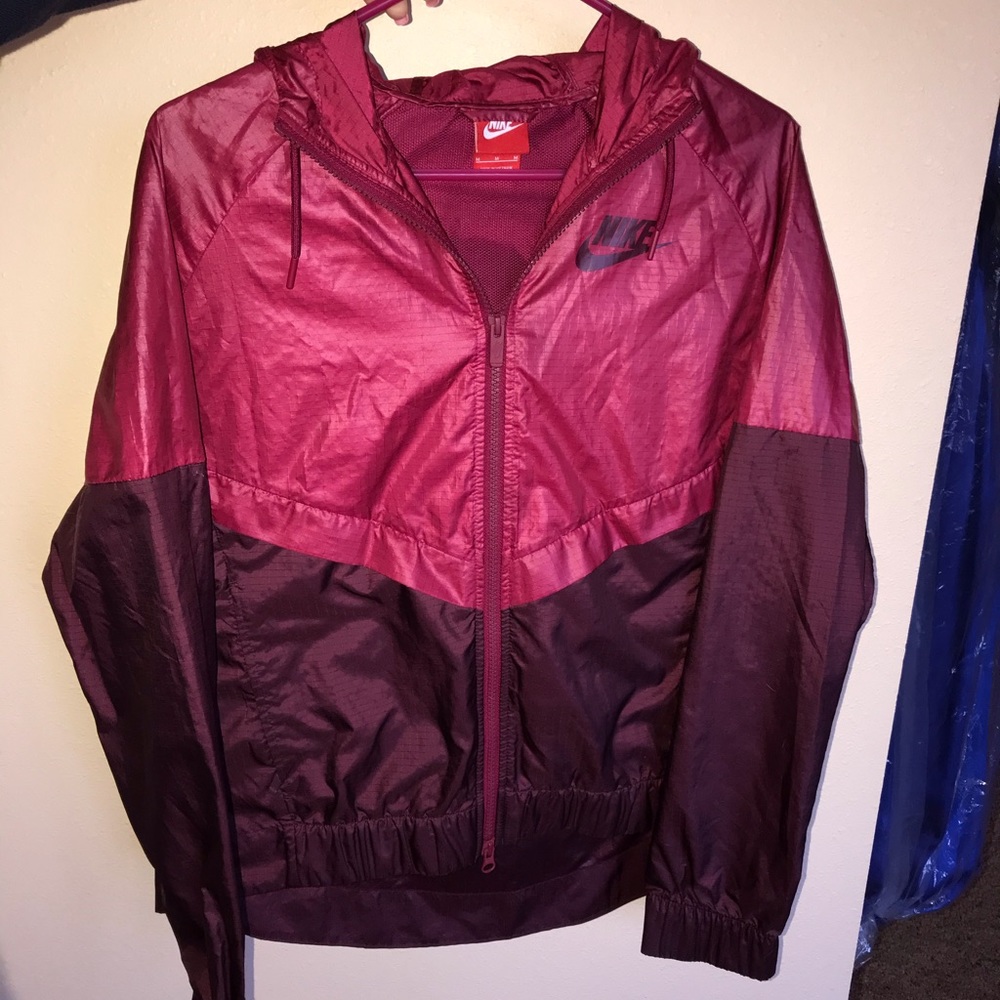 MAROON NIKE WINDBREAKER!!